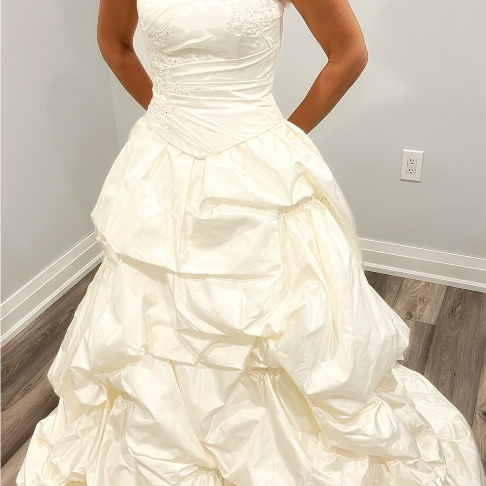 Elegant Ivory Wedding Dress